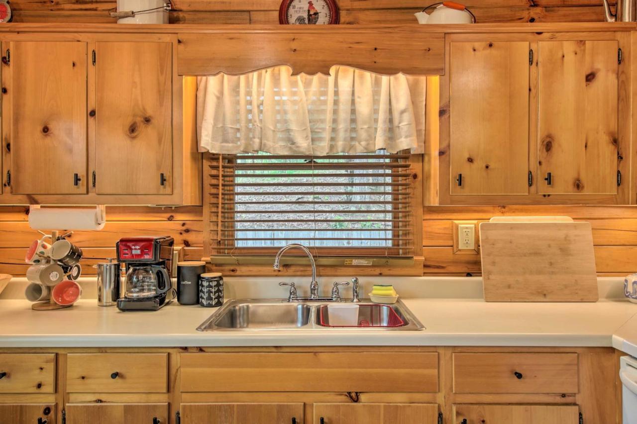 Peaceful Blue Ridge Cabin With Decks And Fire Pit 외부 사진
