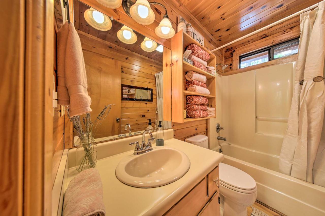 Peaceful Blue Ridge Cabin With Decks And Fire Pit 외부 사진